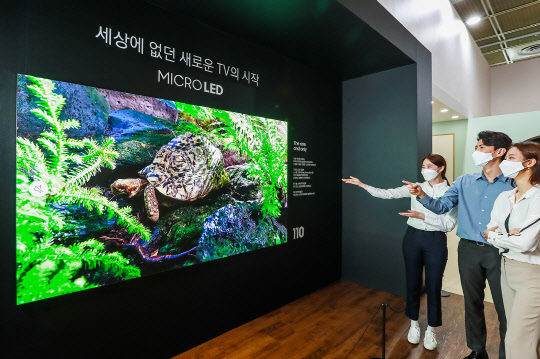 21일 서울 삼성동 코엑스에서 열린 '월드IT쇼 2021' 삼성전자관에서 관람객들이 현존 최고의 디스플레이 기술이 집약된  마이크로 LED의 화질을 체험하고 있다. <삼성전자 제공>